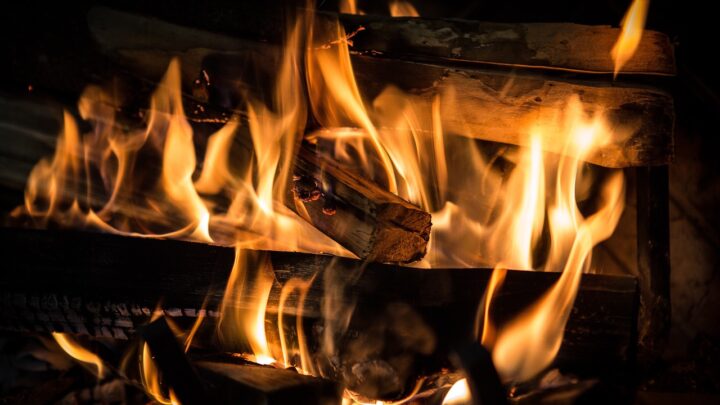 Feuerstelle im Garten – diese Dinge sollte man beim Einrichten bedenken