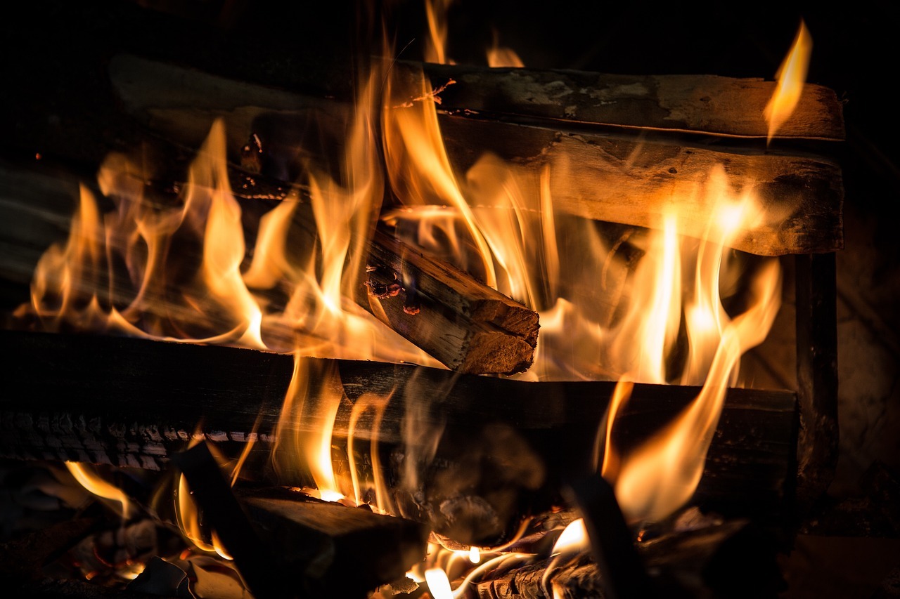 Feuerstelle im Garten – diese Dinge sollte man beim Einrichten bedenken